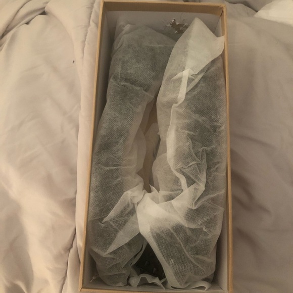 Turn heads stepping out in your new Christian Louboutin Pigalle black flats. - Picture 9 of 11